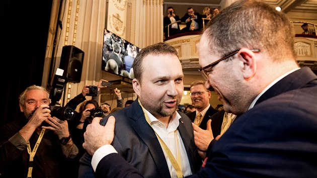 Lidovci si na sjezdu v Praze zvolili novým předsedou strany Mariana Jurečku. Na símnku je s končícím předsedou Markem Výborným, který rezignoval po smrti manželky. (25. ledna 2020)