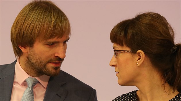 Ministr zdravotnictv Adam Vojtch a hlavn hygienika R Eva Gottvaldov na tiskov konferenci tkajc se bezpenostnch opaten kvli koronaviru z nskho msta Wu-chanu. (26. ledna 2020)