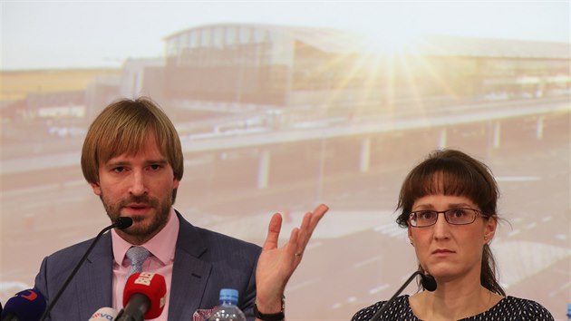 Ministr zdravotnictv Adam Vojtch a hlavn hygienika R Eva Gottvaldov na tiskov konferenci tkajc se bezpenostnch opaten kvli koronaviru z nskho msta Wu-chanu. (26. ledna 2020)