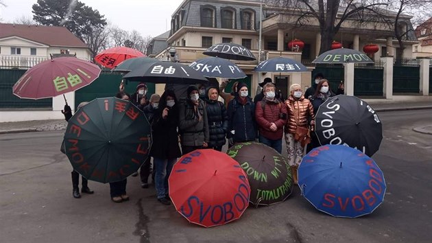Asi patnáct lidí dnes přišlo demonstrovat k čínskému velvyslanectví v Praze proti režimu v této zemi. Na pozemek velvyslanectví naházeli přes plot deštníky a papírové krysy se vzkazy jako „Svobodu Tibetu“ nebo „Svobodný Hongkong“.