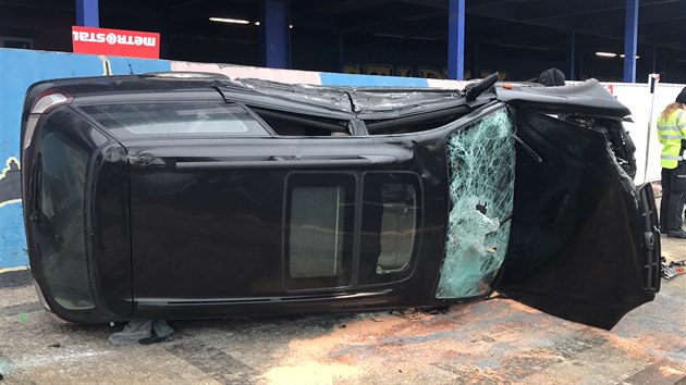 Nehoda tramvaje a osobního vozidla v ulici Milady Horakové u výjezdu z tunelu Blanka komplikuje pražskou dopravu. (26.1.2020)