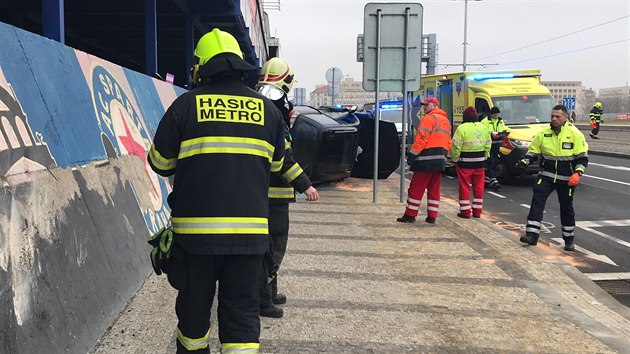 Nehoda tramvaje a osobního vozidla v ulici Milady Horakové u výjezdu z tunelu Blanka komplikuje pražskou dopravu. (26.1.2020)