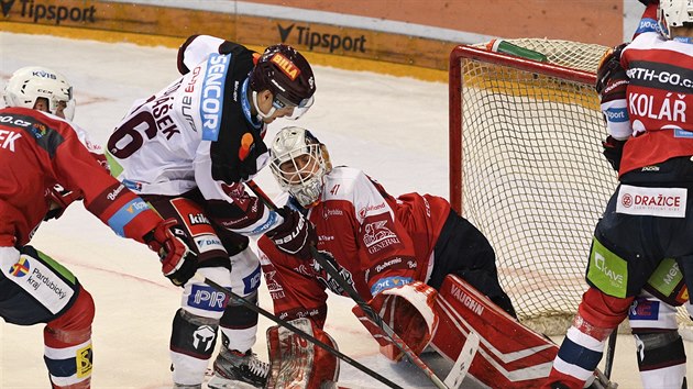 Sparansk tonk David Tomek (v blm) stl vyrovnvac branku v utkn s Pardubicemi.