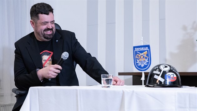 Řeporyjský starosta Pavel Novotný při debatě s pražským primátorem Zdeňkem Hřibem v Řeporyjích, který mu darem přinesl ochrannou helmu na hlavu ((21. 1. 2020).