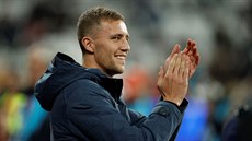 Tomá� Sou�ek p�i�el své nové spoluhrá�e z West Hamu povzbudit. Na snímku je...