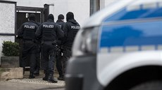 Němečtí policisté před budovou v Erfurtu (23. ledna 2020)