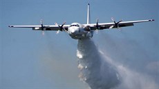 Letoun C-130 Hercules s vodním rezervoárem pi haení poár v Austrálii.