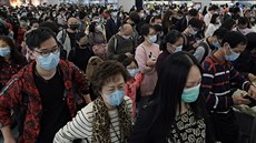 Lidé si na nádraí v Hongkongu chrání obliej roukami. (24. ledna 2020)