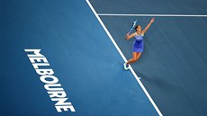 eská tenistka Karolína Plíková podává bhem 2. kola Australian Open.