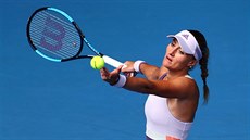 Kristina Mladenovicová z Francie podává v prvním kole Australian Open.