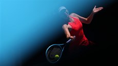 Ruska Maria arapovová hraje forhend v prvním kole Australian Open.