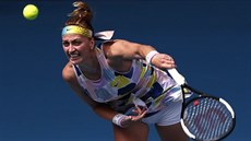 eská tenistka Petra Kvitová servíruje ve druhém kole Australian Open.