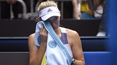 Dánka Caroline Wozniacká si utírá slzy po posledním zápase kariéry, kterým pro...