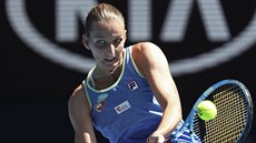 Karolína Plíková hraje bekhend ve tetím kole Australian Open.