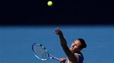 Karolína Plíková  si nadhazuje míek na servis ve tetím kole Australian Open.