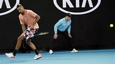 Australan Nick Kyrgios zkouí odehrát mí mezi nohama ve tetím kole domácího...