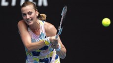 Petra Kvitová hraje bekhend v osmifinále Australian Open.