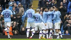 Fotbalisté Manchesteru City se radují z gólu, který vstřelil Ilkay Gündogan...