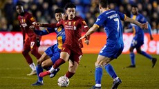 Curtis Jones z Liverpoolu vede mí mezi dvma hrái Shrewsbury.