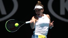 Rumunka Simona Halepová odehrává balon bhem osmifinále Australian Open.