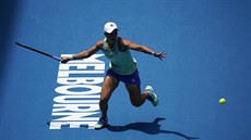 Australanka Ashleigh Bartyová dobíhá balon bhem tvrtfinále Australian Open.