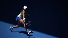 Australanka Ashleigh Bartyová odehrává balon bhem tvrtfinále Australian Open.