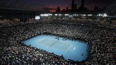 Diváci v Rod Laver Aren sledují duel mezi Srbem Novakem Djokoviem a Kanaanem...