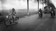 Motocyklový závodník Georges Monneret proslul díky šíleným jízdám napříč...