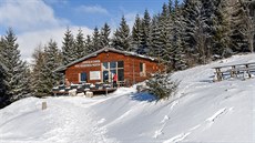 Chata pod Krá�ovou ho�ou le�í p�ibli�n� v polovin� výstupu a nabízí ob�erstvení...