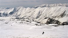 Rok 2009. Pohled na pvodní Gudauri ve výce kolem 2 000 metr, dnes oznaované...