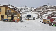 Souasnost. U dolní stanice nové estisedaky u hotelu Marco Polo vyrostly...