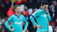 Zklamaní fotbalisté Barcelony po poráce ve Valencii