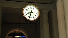 Hodiny na Masarykov� nádra�í ukazují 8:33.