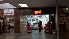 T�i tém�� toto�né prodejny jsou na Smíchovském nádra�í od sebe jen pár metr�.