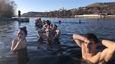 Otu�ování ve �lutých lázních probíhá za ka�dého po�así.