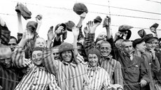 Peiví vzni z nacistického koncentraního tábora Dachau vítají americké...