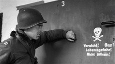 Americký voják stojí u dveí do plynové komory v nacistickém koncentraním...