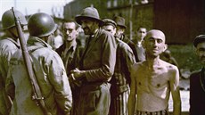 Skupina peivích vz z osvobozeného koncentraního tábora Buchenwald...