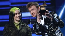 Billie Eilish a její bratr Finneas pebírají Grammy za skladbu roku Bad Guy