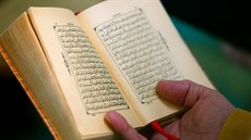 „To druhé je vlastně takové postskriptum, kritický komentář k tomu prvnímu,“ píše v nadstázce o Bibli a Koránu autor Radim Kopáč.