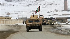 Afghánská armáda putuje k zícenému letadlu ve východním Afghánistánu....