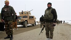 Afghánská armáda putuje ke zícenému letadlu ve východním Afghánistánu....