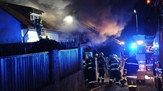 Poár od havého popela poniil dva adové domy v Osnici u Prahy. (27. ledna...