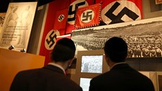 Nacistické vlajky se svastikami v expozici Muzea historie holocaustu v...