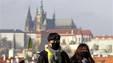 Turisté v Praze se chrání respiraními roukami. (27. ledna 2020)
