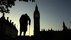 Socha Winstona Churchilla před Westminsterským palácem. Fotografie je z 24....