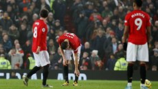 Zklamání fotbalist Manchesteru United po inkasovaném gólu v zápase s Burnley: ...