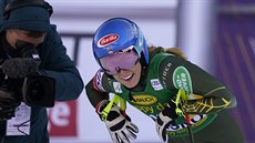 Mikaela Shiffrinová v cíli sjezdu v bulharském Bansku.