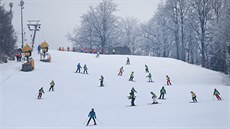 Sjezdovka na Šacberku se v některých časech doslova hemží malými lyžaři ve...