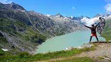 Dojezd na horském kole nad výcarskou pehradu Oberaarsee.